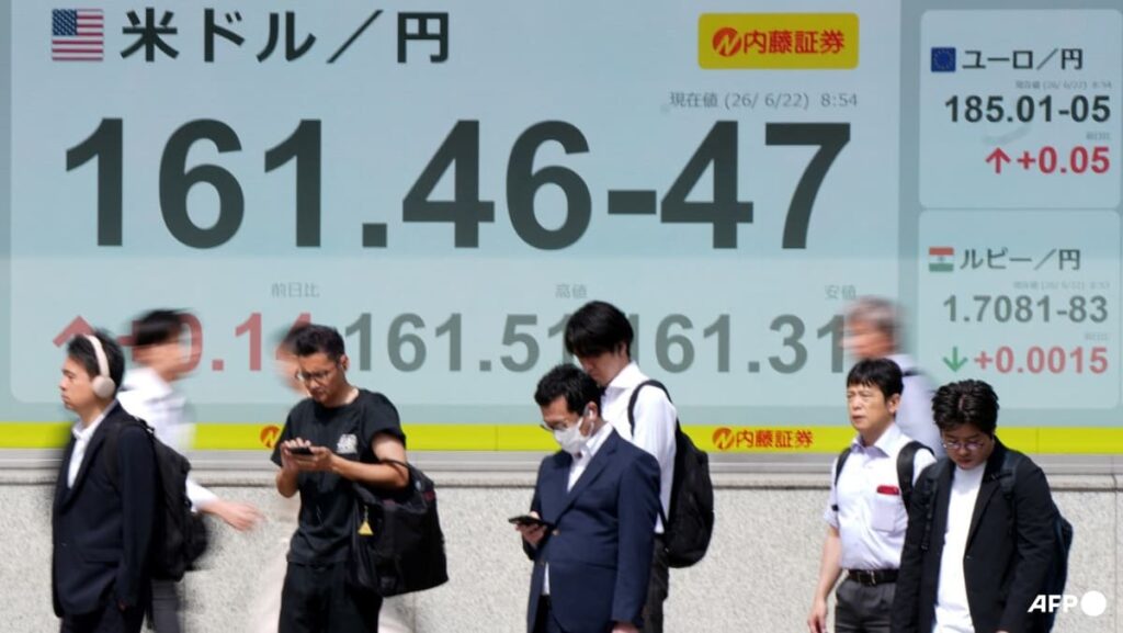 Yen hovers near 40-year low against dollar Yen hovers near 40-year low against dollar
