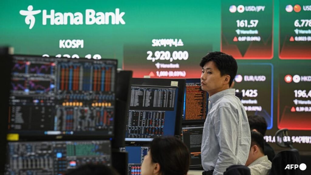 Asian stocks fluctuate after Wall Street sell-off, crude holds losses on peace talks Asian stocks fluctuate after Wall Street sell-off, crude holds losses on peace talks
