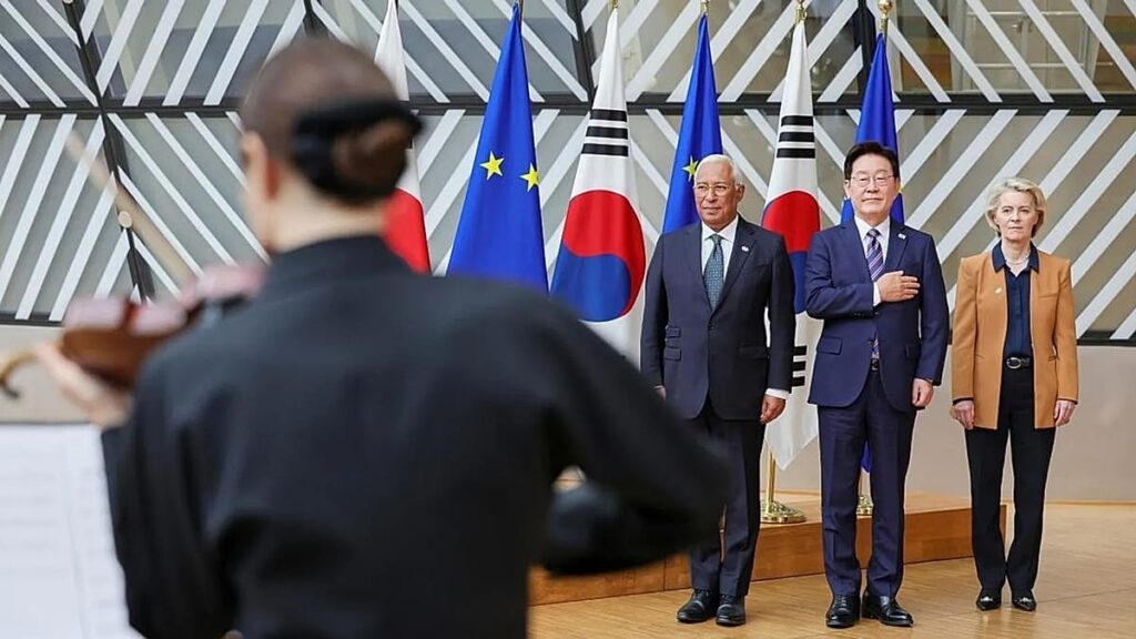 Trade and defence top of agenda at EU-South Korea summit Trade and defence top of agenda at EU-South Korea summit