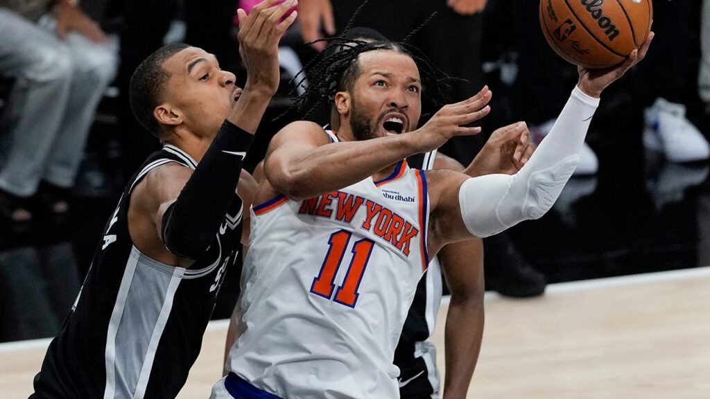 Knicks star Jalen Brunson has injury scare in Game 1 of NBA Finals