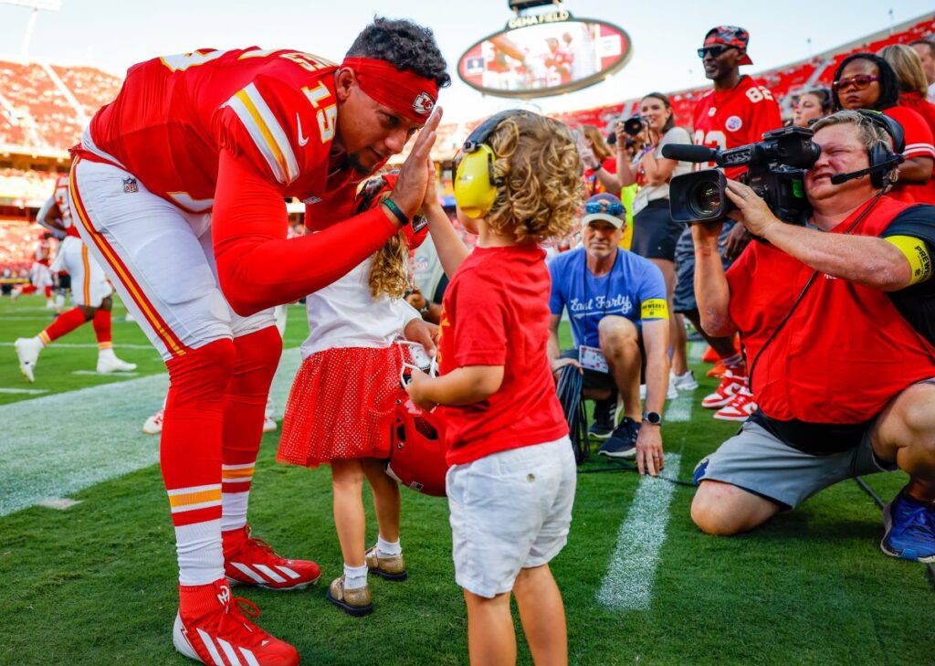 Patrick Mahomes’ Son Distracted by Taylor Swift at Chiefs Contract Signing