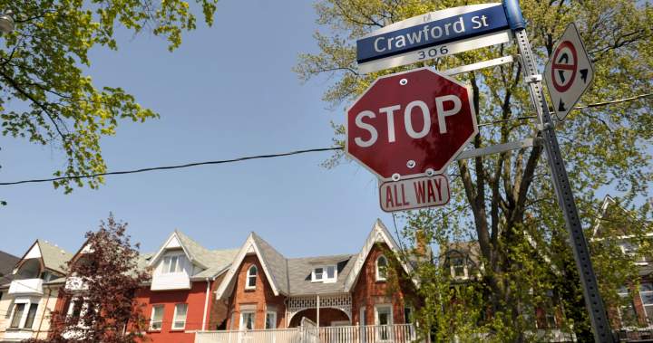 Police tackle Toronto cyclist after he allegedly blew through stop sign Police tackle Toronto cyclist after he allegedly blew through stop sign