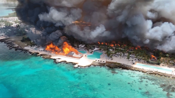 At least one tourist dead after massive fire nearly destroys Caribbean resort, 1,690 evacuated At least one tourist dead after massive fire nearly destroys Caribbean resort, 1,690 evacuated