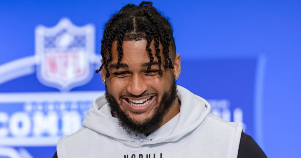 Dallas Cowboys Star Marshawn Kneeland’s Girlfriend Gives Birth 7 Months After His Death by Suicide Dallas Cowboys Star Marshawn Kneeland’s Girlfriend Gives Birth 7 Months After His Death by Suicide