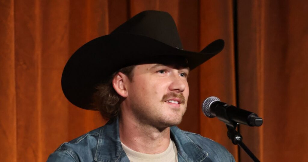 Morgan Wallen Hurls Phone Across Stage After Snatching It From Security Guard’s Hands Morgan Wallen Hurls Phone Across Stage After Snatching It From Security Guard’s Hands