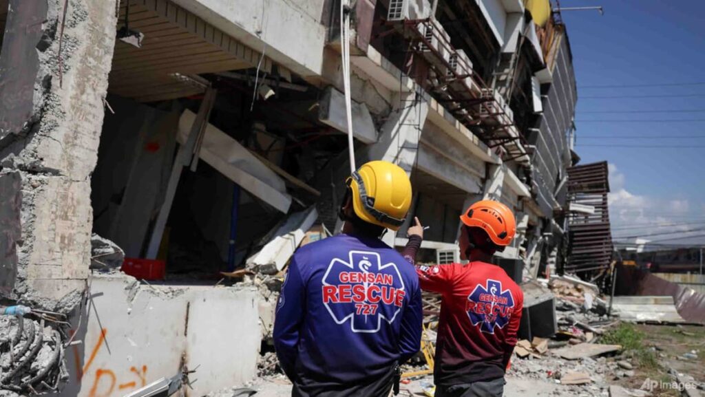 Rescuers race to reach trapped after powerful quake in southern Philippines Rescuers race to reach trapped after powerful quake in southern Philippines