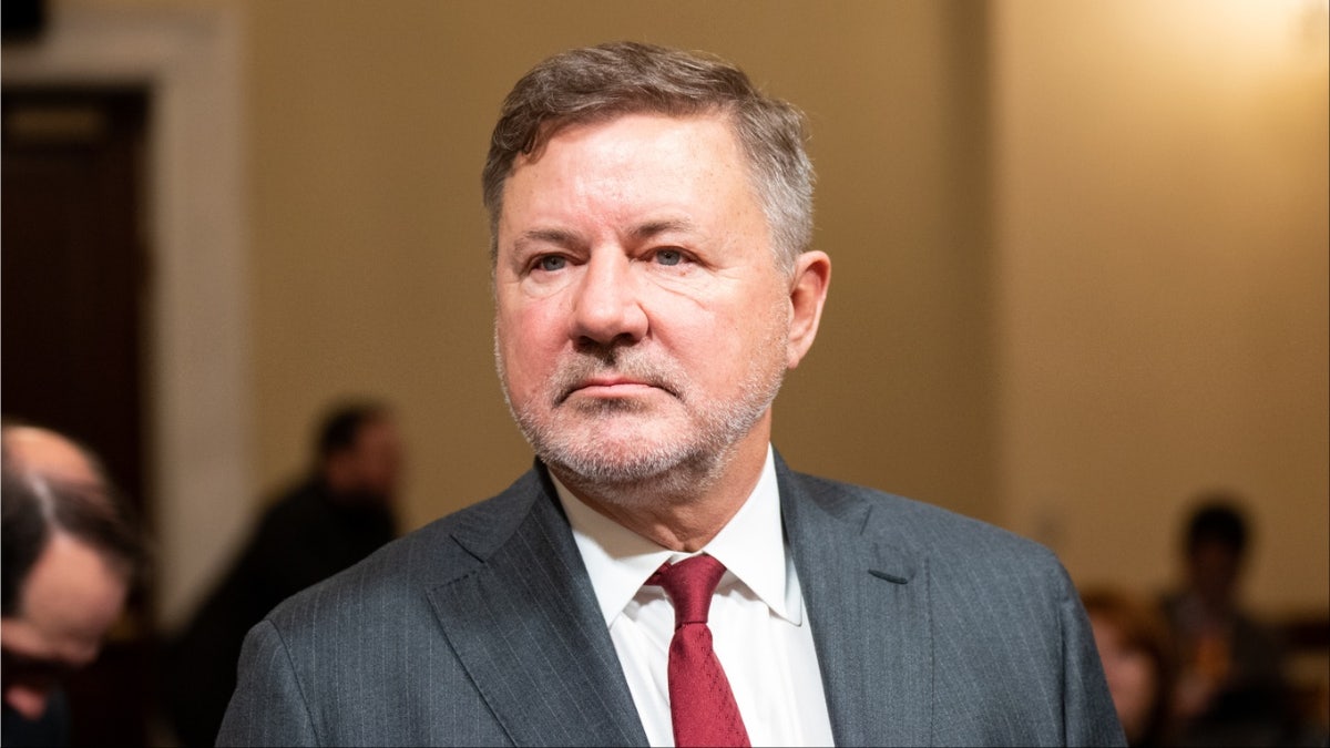 Oklahoma Attorney General Gentner Drummond walking into a hearing room.