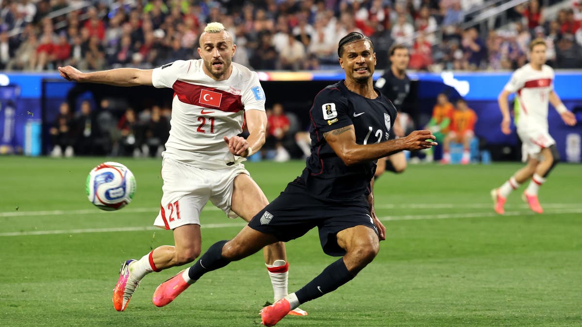 Miles Robinson (right) and Mark McKenzie weren't at their best against Türkiye. (Alex Grimm/Getty Images)