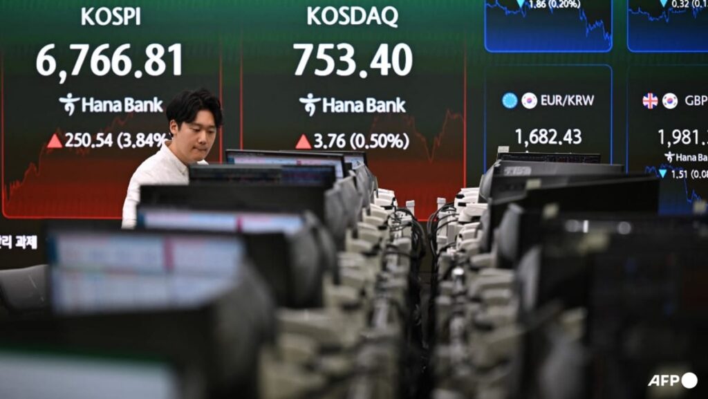 Tech lifts Asia stocks, Brent crude back above US