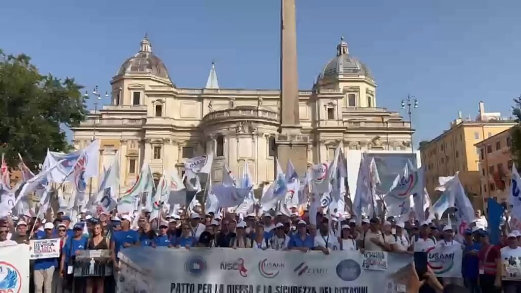 Italian military and police march in Rome over pay dispute Italian military and police march in Rome over pay dispute