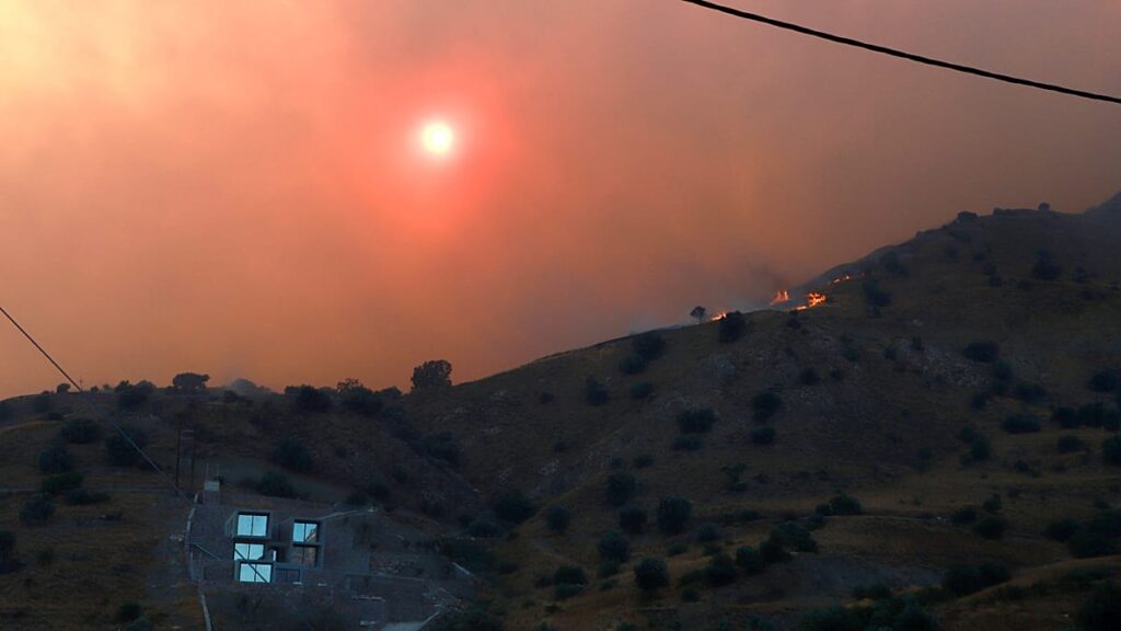 Wildfires in Greece: blaze out of control in Rethymno, Crete