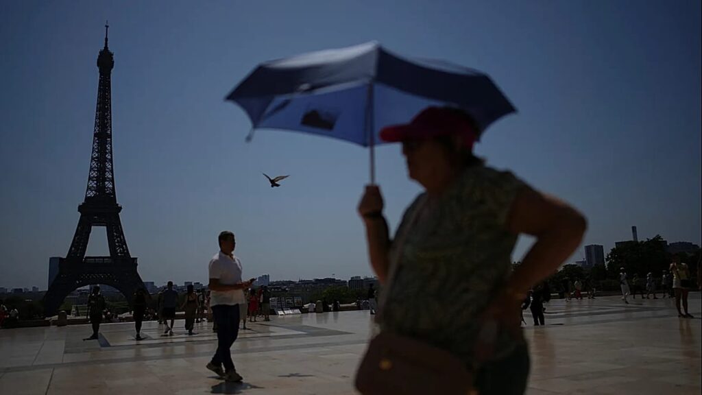 Iconic Paris landmarks to close early as heatwave sweeps France Iconic Paris landmarks to close early as heatwave sweeps France