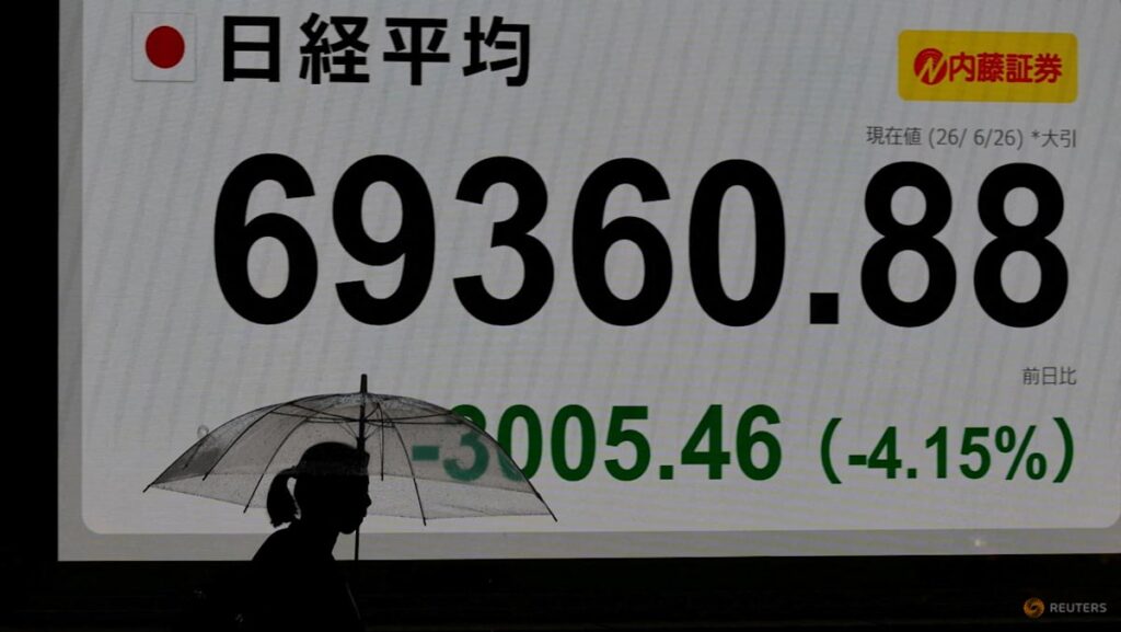 Asian shares fall as chipmakers drag; US jobs data looms Asian shares fall as chipmakers drag; US jobs data looms