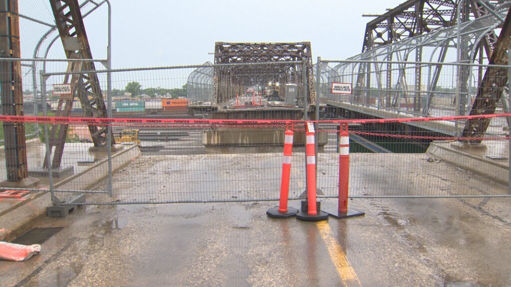 Start of Arlington Bridge deconstruction marks ‘historic day,’ Winnipeg mayor says