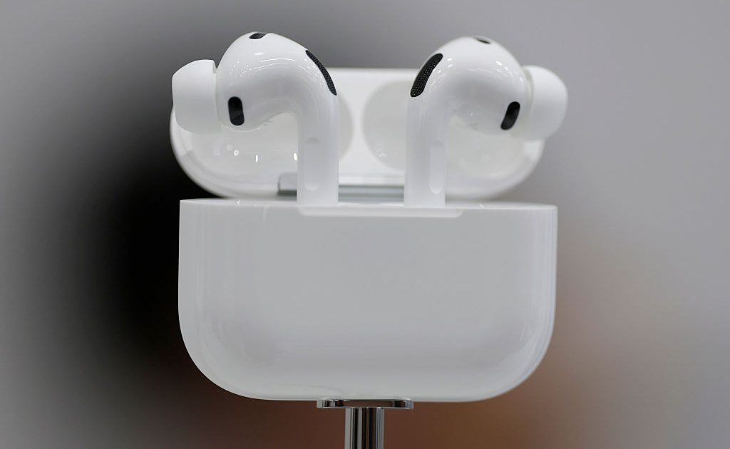 Are Airpods an Affordable Alternative to Hearing Aids? New Features Can Improve Mild Hearing Loss Are Airpods an Affordable Alternative to Hearing Aids? New Features Can Improve Mild Hearing Loss