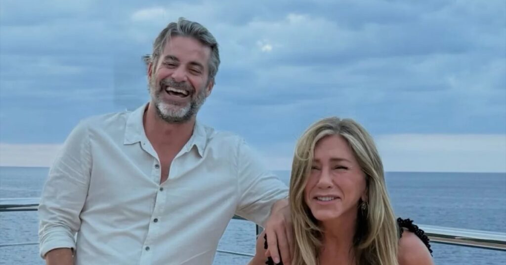 Jennifer Aniston Shares Rare Glimpse Into Life With Boyfriend Jim Curtis: Photos Jennifer Aniston Shares Rare Glimpse Into Life With Boyfriend Jim Curtis: Photos