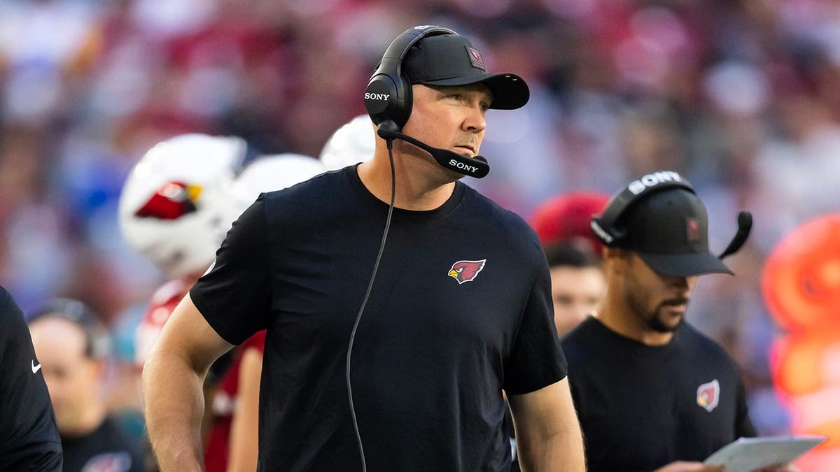 Arizona Cardinals tight ends coach Ben Steele stands on the sideline during a game against the Los Angeles Rams.