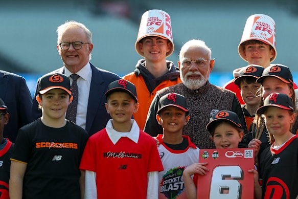 Prime Minister Albanese and Indian Prime Minister Narendra Modi meet junior sports fans at the MCG.