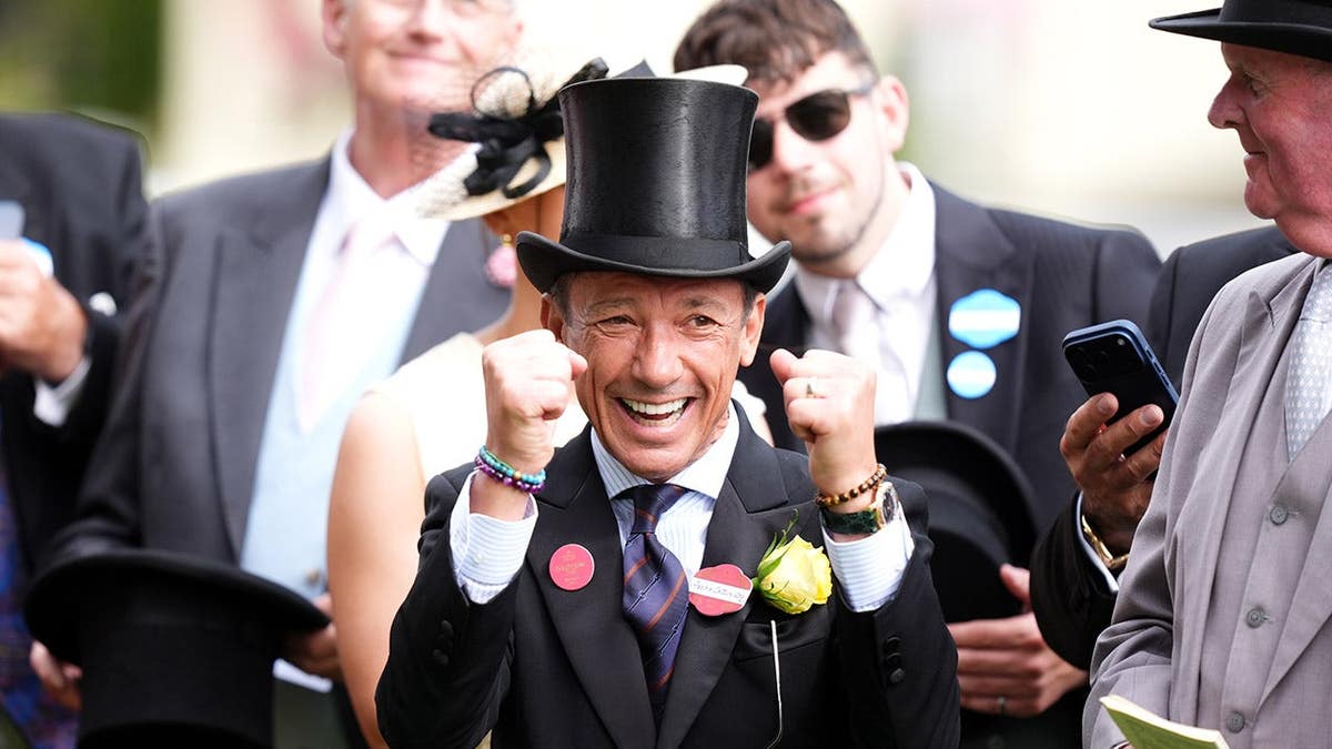 Frankie Dettori giving thumbs up