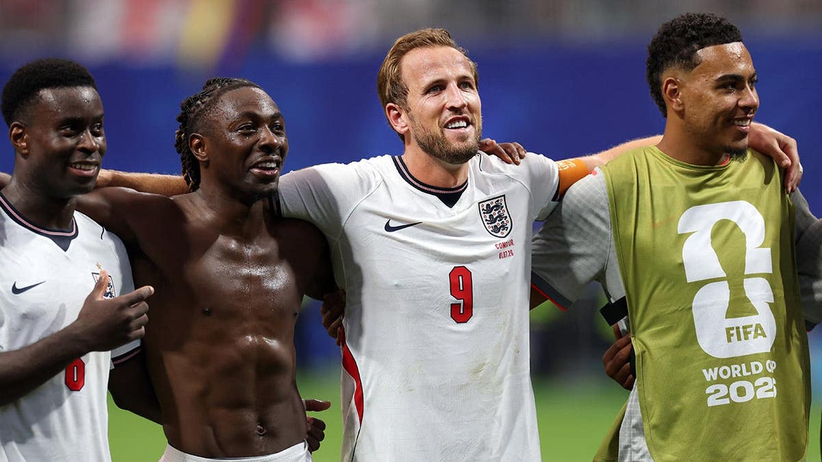 Harry Kane with teammates