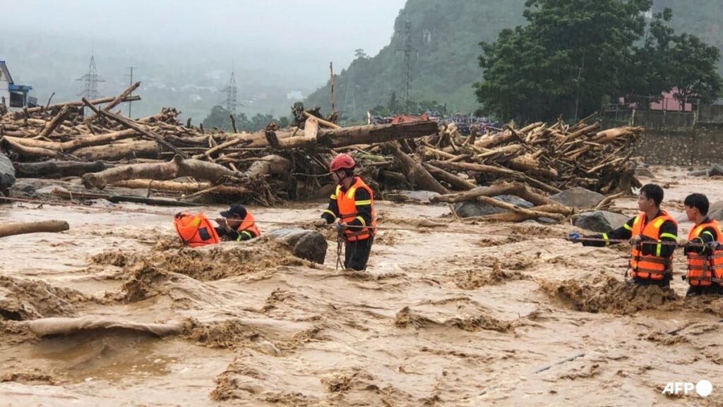 Flash flood kills 4, leaves 4 others missing in northern Vietnam Flash flood kills 4, leaves 4 others missing in northern Vietnam
