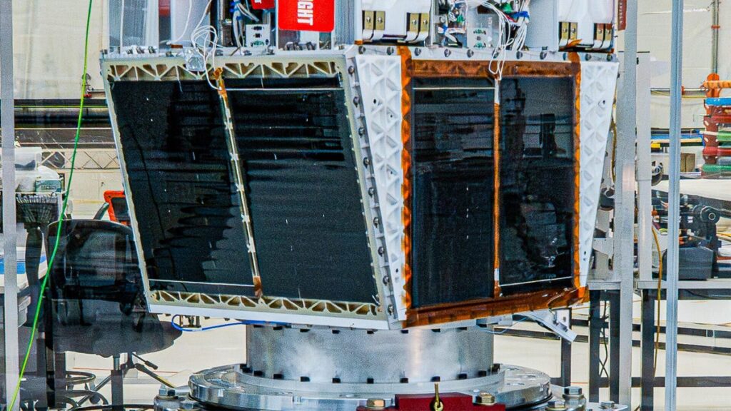 Space Mirror: The FCC Just Approved a Sun-Reflecting Satellite, and Astronomers Are Unimpressed Space Mirror: The FCC Just Approved a Sun-Reflecting Satellite, and Astronomers Are Unimpressed