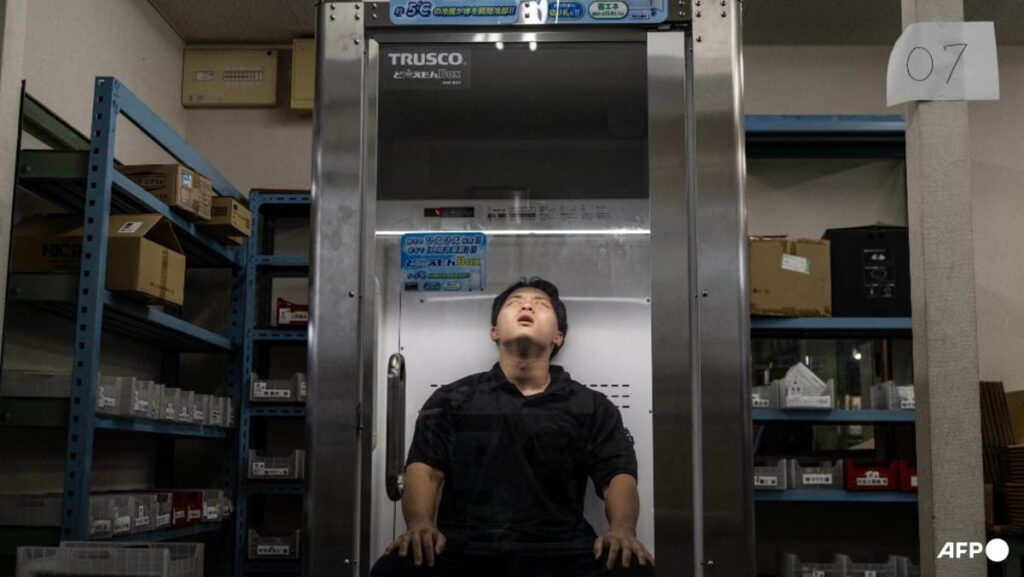 Cool Japan: Human fridge chills workers in extreme heat