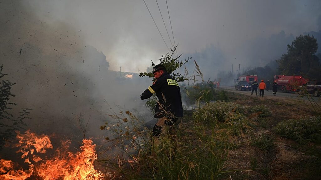 Tourists rescued by boat as forest fire threatens Greek beaches Tourists rescued by boat as forest fire threatens Greek beaches