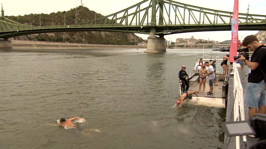 Nearly one thousand people swim across Danube in Budapest