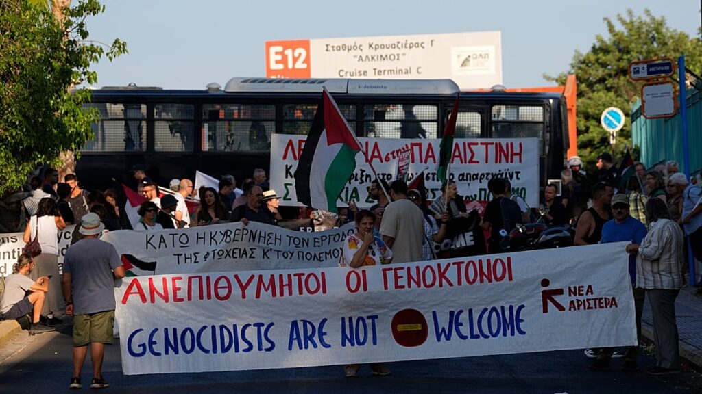 Protests in Greece at arrival of Israeli cruise ship ‘Crown Iris’ Protests in Greece at arrival of Israeli cruise ship ‘Crown Iris’