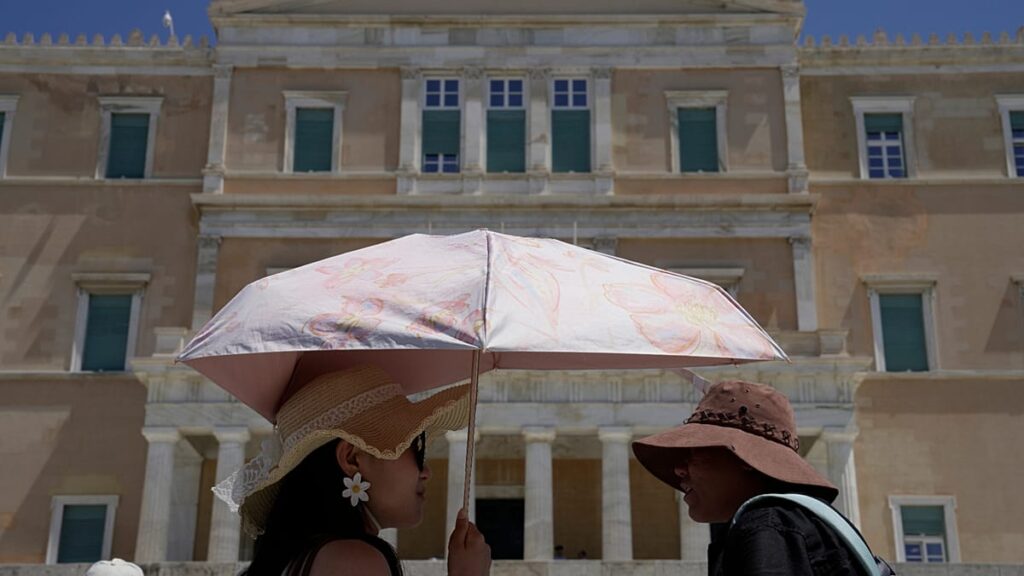 Hats on, shades on: Tourists in Greece better prepared for heat risks Hats on, shades on: Tourists in Greece better prepared for heat risks