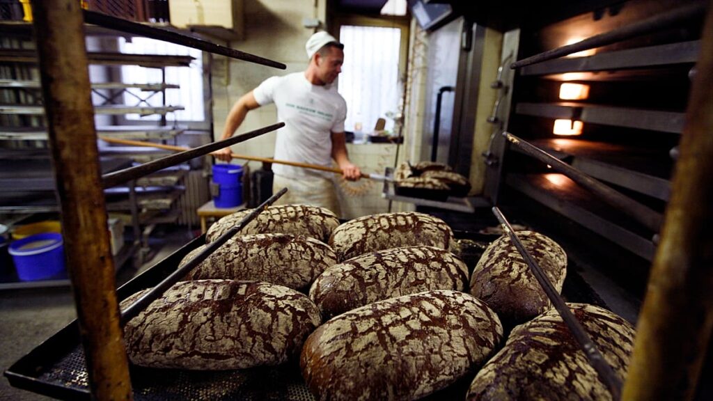 Row over weight of half a loaf leaves German baker with €15,000 bill