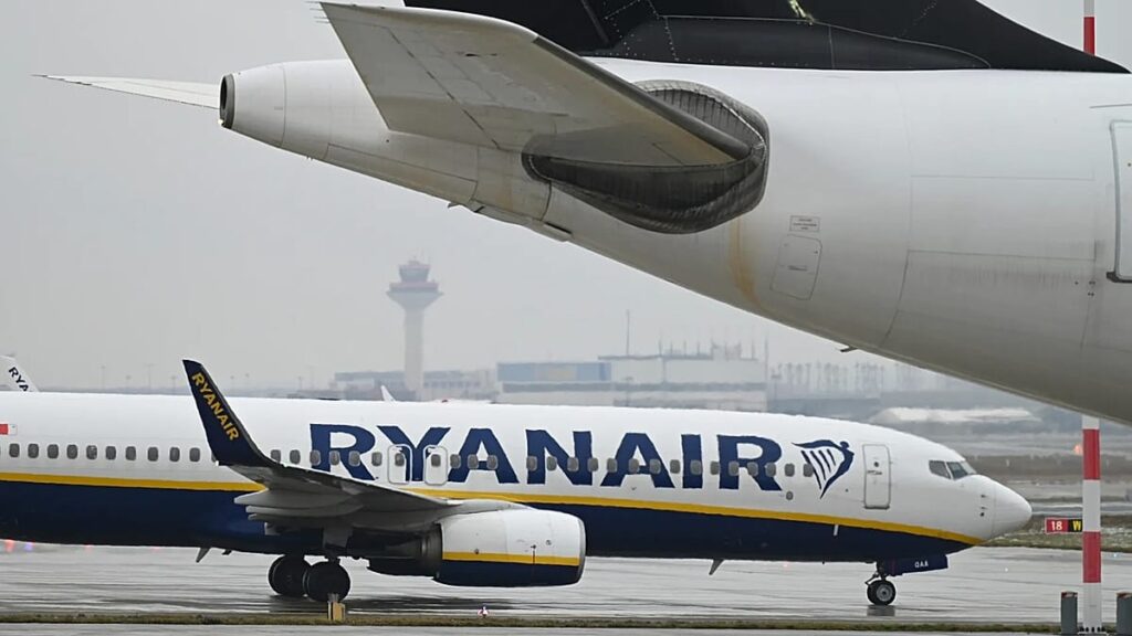 Ryanair window smashed by engine debris in Thessaloniki incident