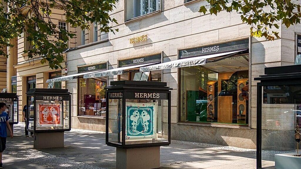 US comedy star trapped in Hermès toilet for 80 minutes