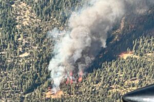 Rich homeowners put on notice as wildfire rips through forest near their sprawling Lake Tahoe cabins Rich homeowners put on notice as wildfire rips through forest near their sprawling Lake Tahoe cabins