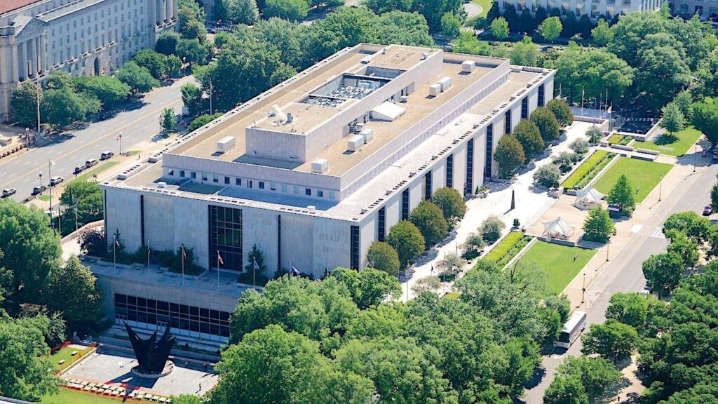 Inside the behemoth Smithsonian museum network drawing fire from the Trump administration Inside the behemoth Smithsonian museum network drawing fire from the Trump administration