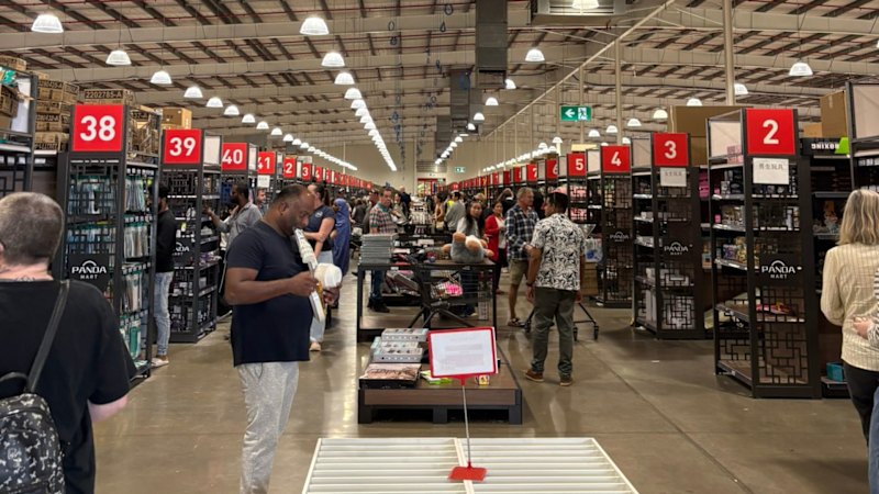 Shoppers descend on Queensland’s first Panda Mart Shoppers descend on Queensland’s first Panda Mart