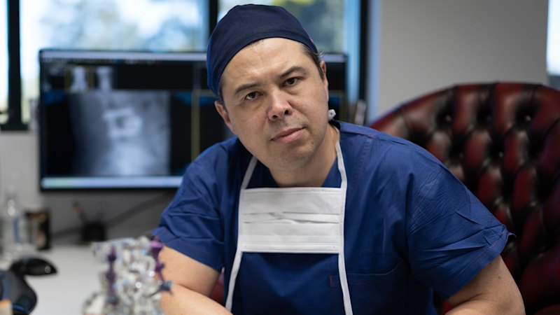 Health minister agrees to investigation in wake of surgeon’s suspension Health minister agrees to investigation in wake of surgeon’s suspension