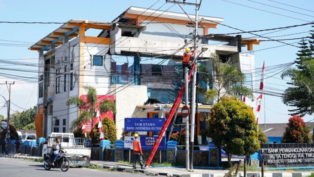 Thousands evacuate after Indonesia quake kills 51, cuts roads