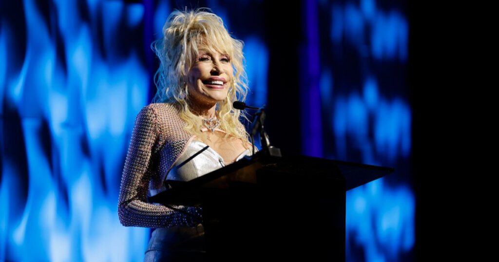 Mississippi Mayor Sparks Debate Over Lowering U.S. Flag for Dolly Parton After Her Death at 80 Mississippi Mayor Sparks Debate Over Lowering U.S. Flag for Dolly Parton After Her Death at 80