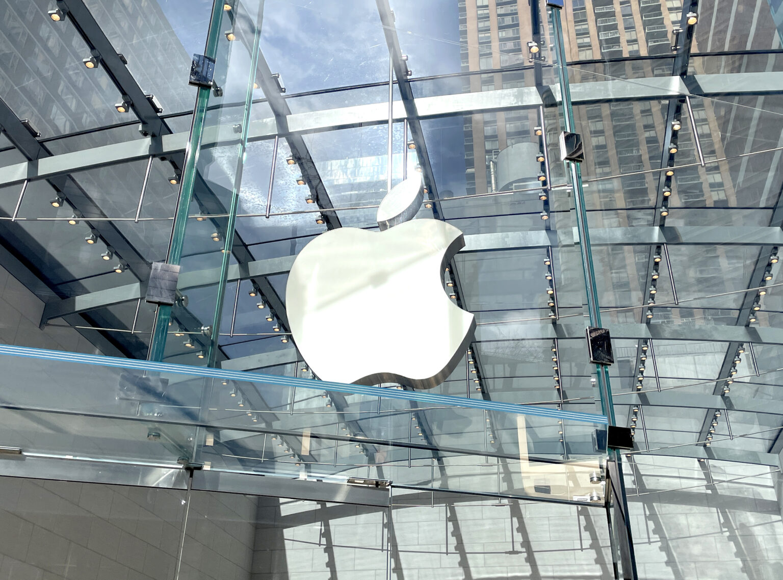 Report: Analyst Shatters Expectations of an All-Glass iPhone Report: Analyst Shatters Expectations of an All-Glass iPhone