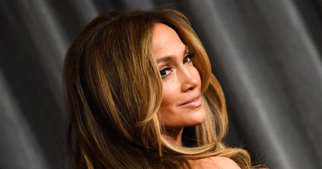Jennifer Lopez Solved Our Transitional Wardrobe Woes With a Crisp, Shirtdress Style Jennifer Lopez Solved Our Transitional Wardrobe Woes With a Crisp, Shirtdress Style