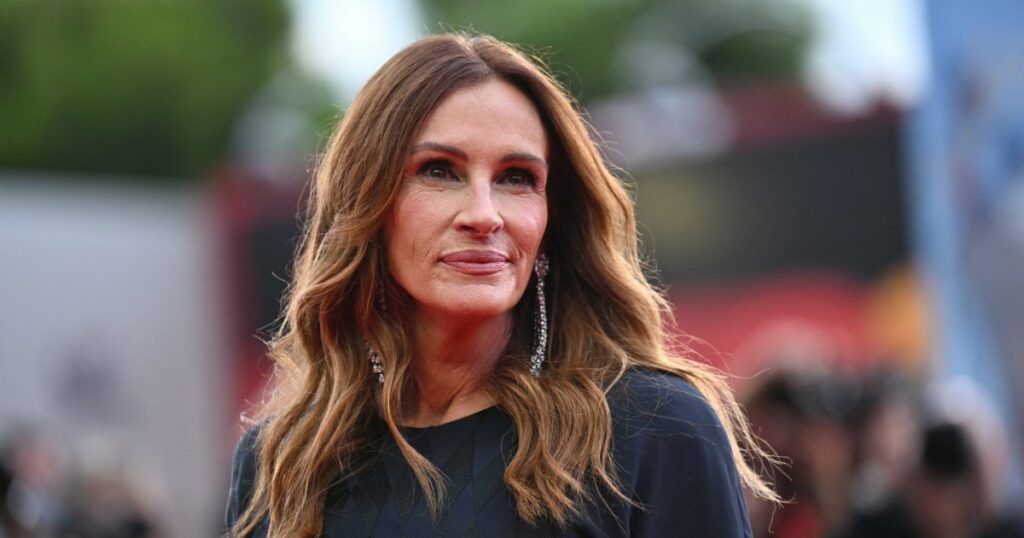 Julia Roberts’ Cool, Everyday Sandals Are So Comfy, Shoppers Say They ‘Walk Miles’ in Them Julia Roberts’ Cool, Everyday Sandals Are So Comfy, Shoppers Say They ‘Walk Miles’ in Them