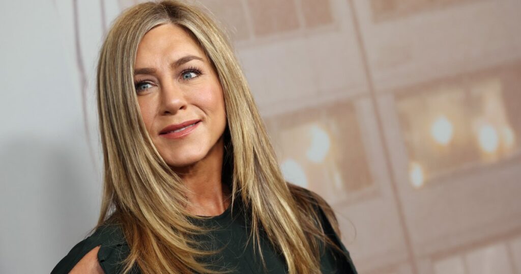 Jennifer Aniston’s ’90s Weekender Is the Roomy Carryall That Fits It All — Get the Look for Jennifer Aniston’s ’90s Weekender Is the Roomy Carryall That Fits It All — Get the Look for