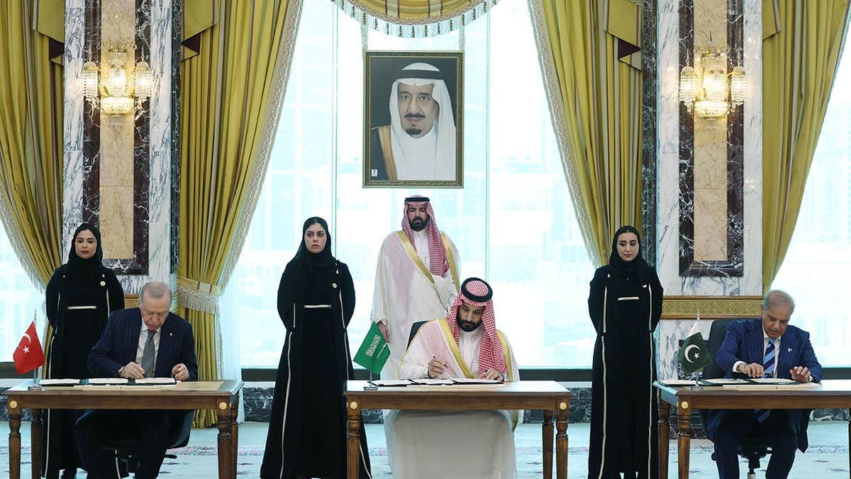 Turkish President Recep Tayyip Erdogan (L), Saudi Crown Prince Mohammed bin Salman (C), and Pakistani Prime Minister Shehbaz Sharif (R)