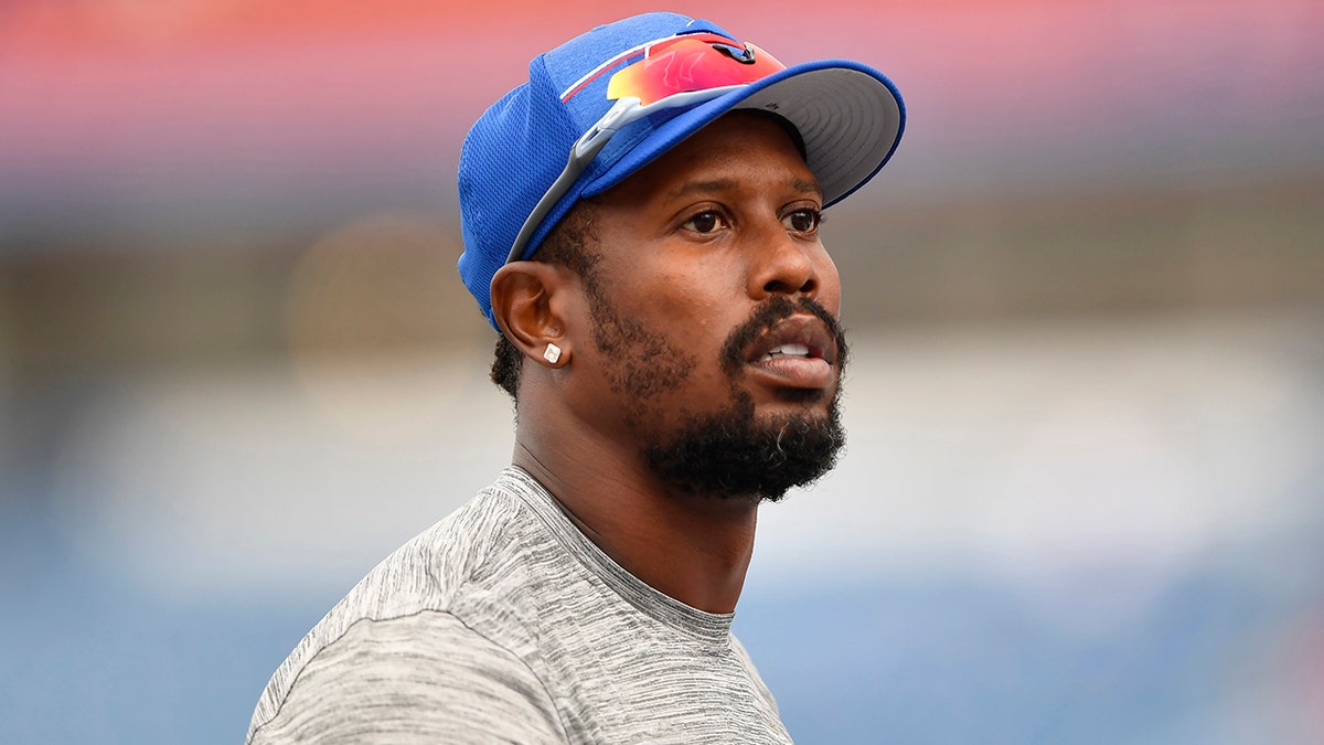 Von Miller prepares