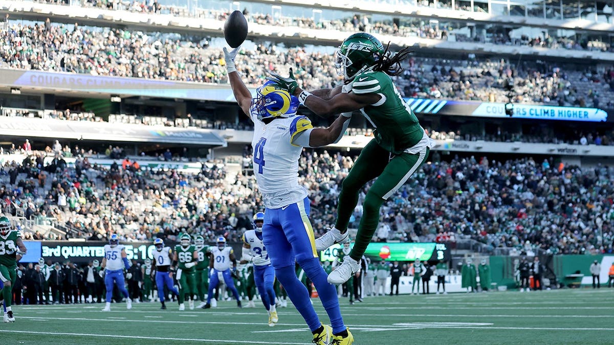 Ahkello Witherspoon, Los Angeles Rams cornerback, breaks up a pass intended for Davante Adams.