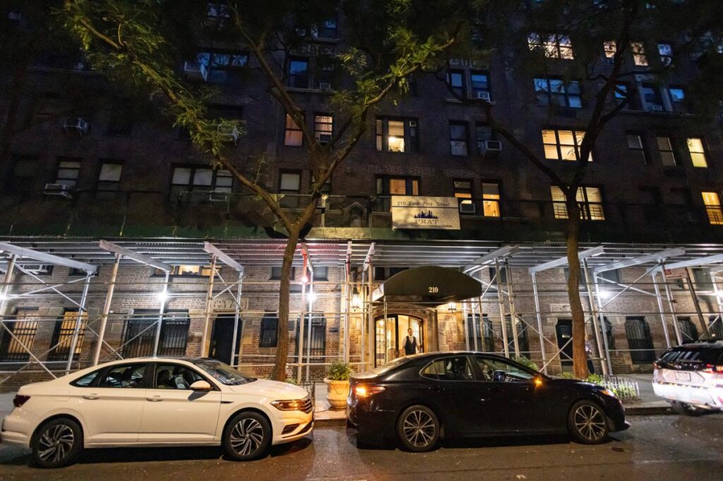 Woman, 66, allegedly stabs another woman at exclusive Upper East Side apartment building Woman, 66, allegedly stabs another woman at exclusive Upper East Side apartment building