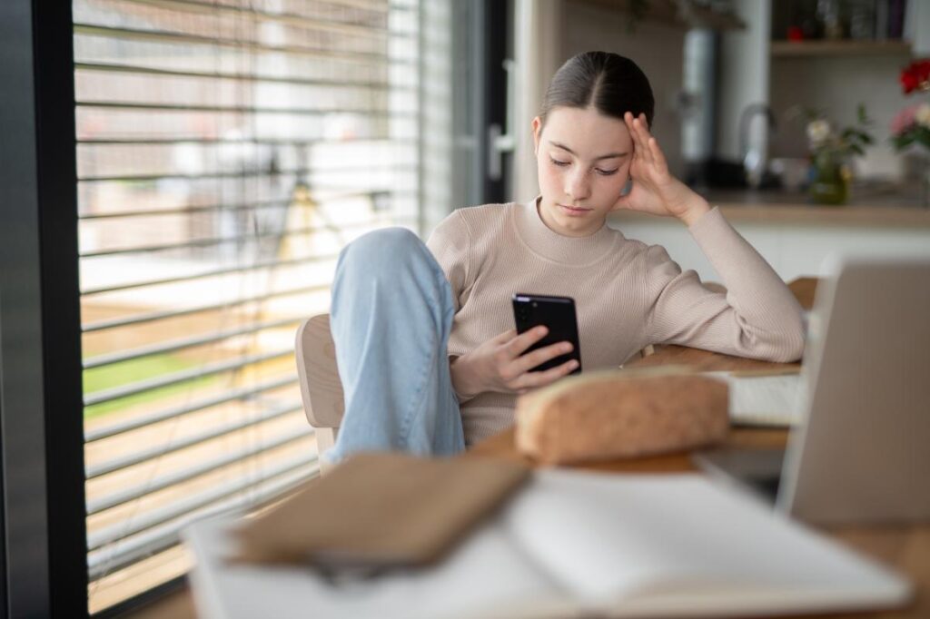 Dear Abby: My niece makes inappropriate posts about her parents