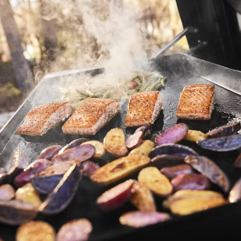 Flat-Top or Grated Grill? A Pitmaster Weighs In Flat-Top or Grated Grill? A Pitmaster Weighs In